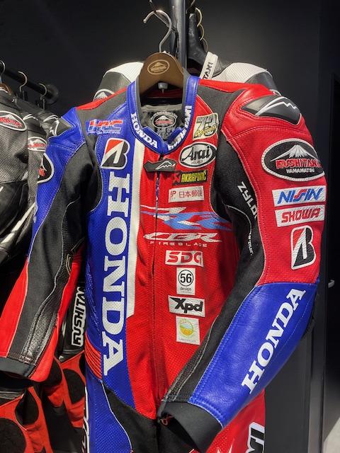期間限定】鈴鹿8耐優勝 TeamHRC 名越選手のスーツ展示しています