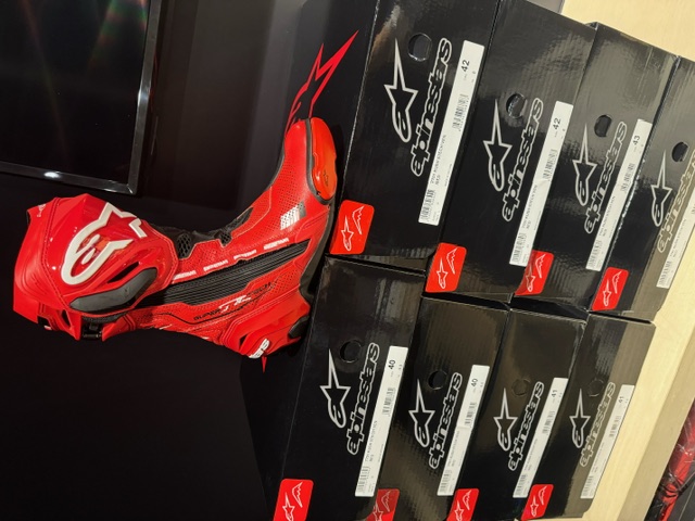 7701：SUPERTECH R2のREDが入荷してきました！！！：KUSHITANI横浜店