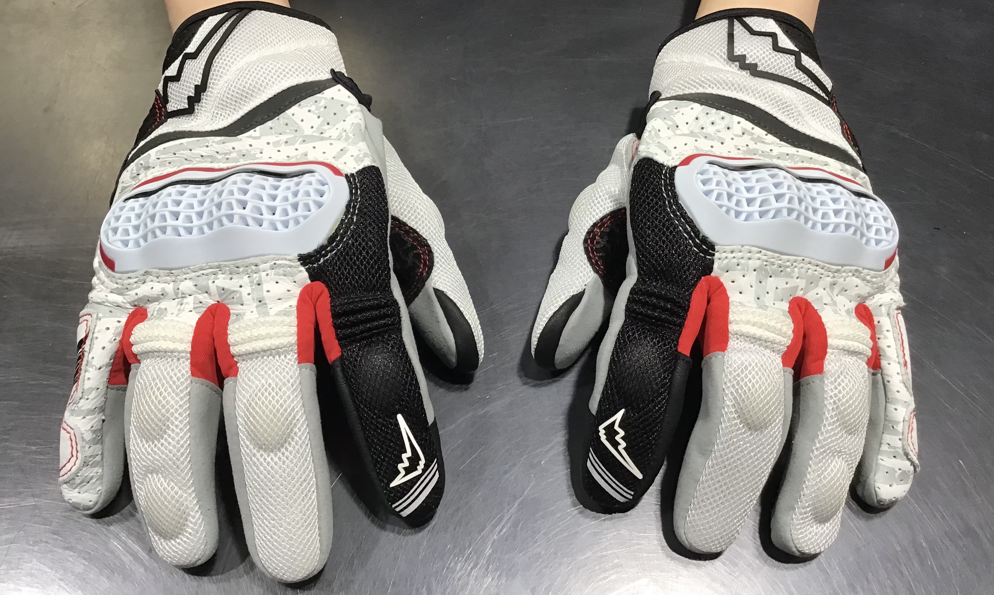 インベンティブメッシュグローブとインベンティブレザーメッシュ