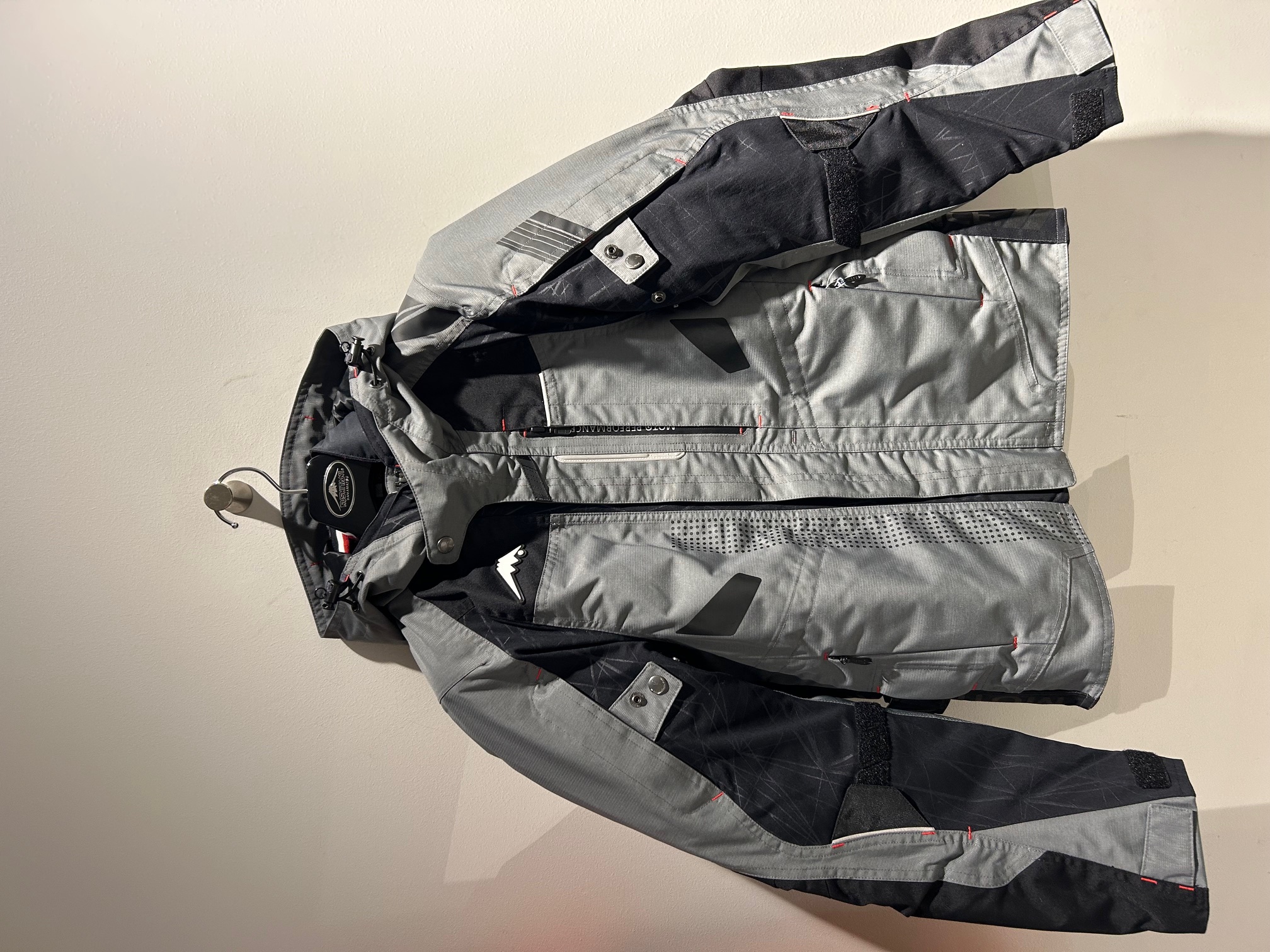 docomo red hurricanesフード付きジャケット アロフトフードジャケット、ウィンターキマイラジャケットが入荷