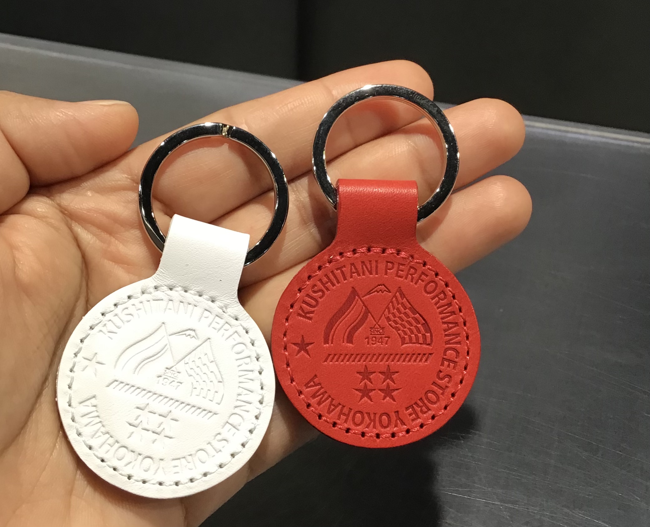 P-4457横浜店限定スラッシュキーホルダーのご紹介:KUSHITANI横浜店