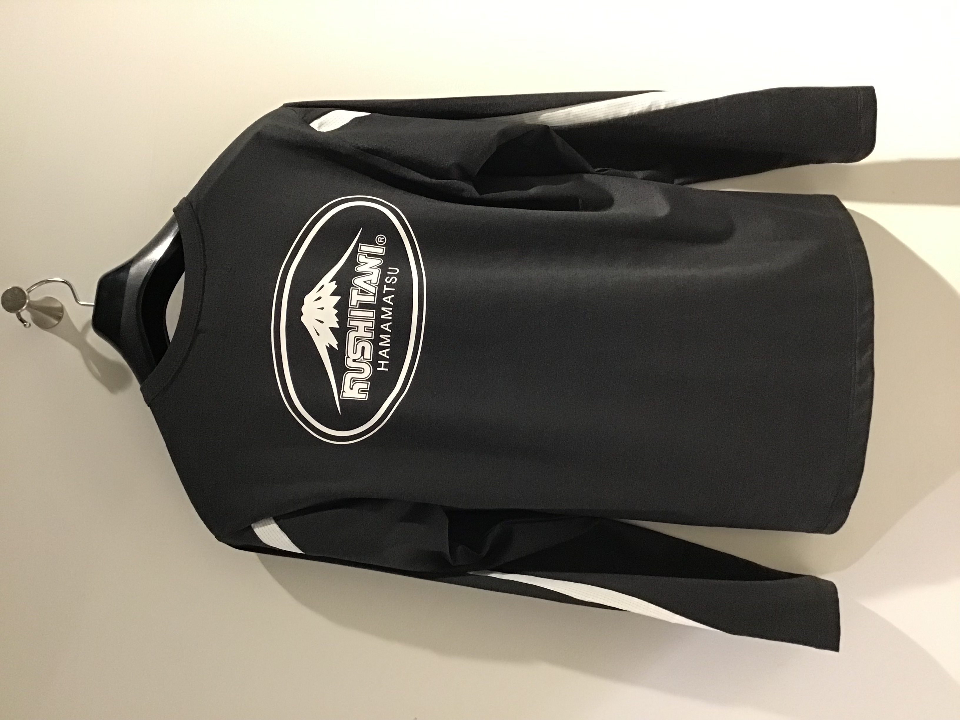新品タグ付きホースシュープリントスタンドシャツ K-1397アクア STロング Tシャツが入荷いたしました:KUSHITANI横浜店