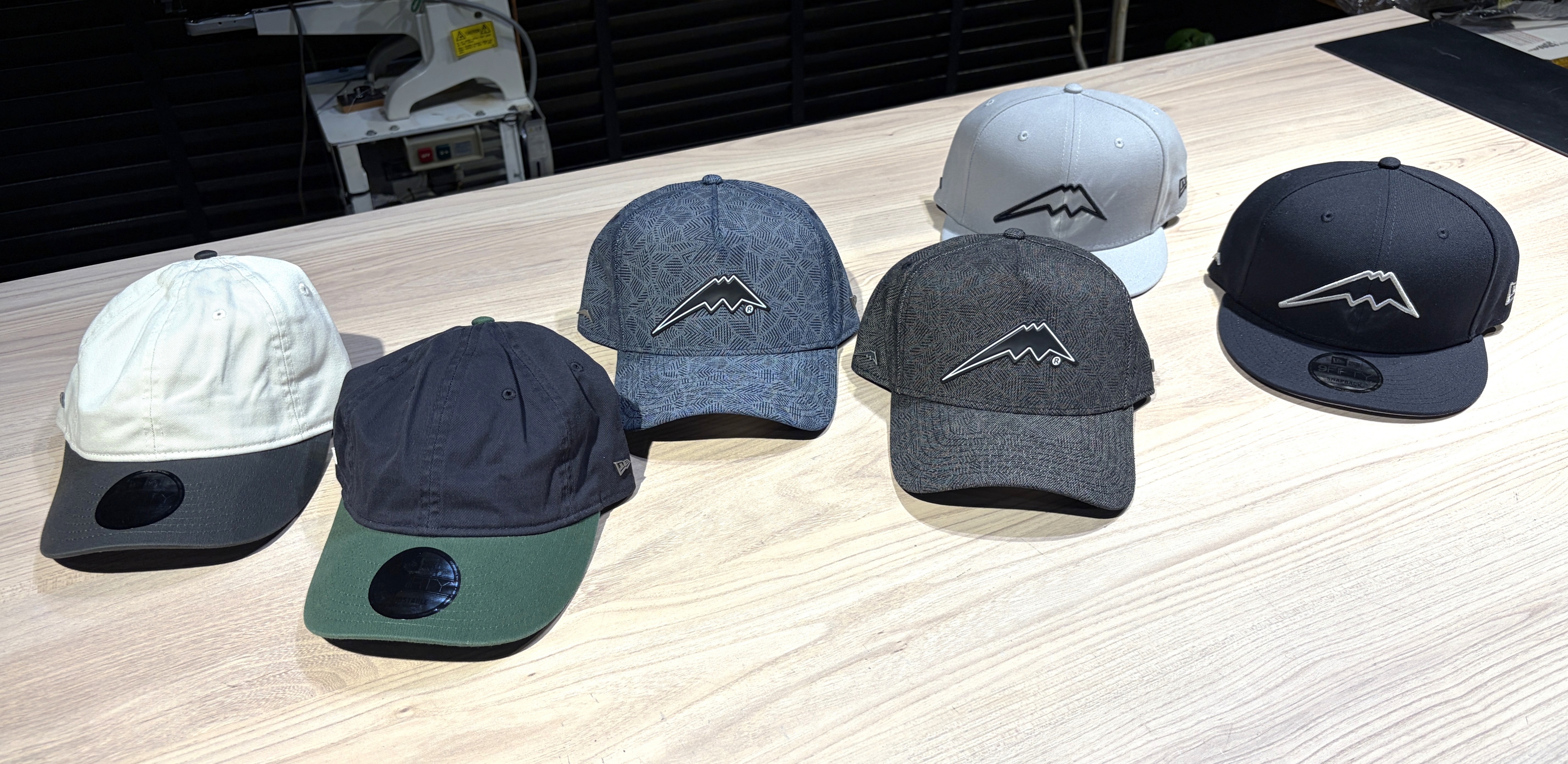 ﾊﾟﾌｫｰﾏﾝｽｽﾄｱ限定】NEWERA×KUSHITANI キャップ各種入荷！：KUSHITANI