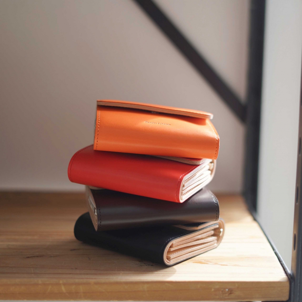 欠けていたカラーがリストック。Hender Scheme / bellows wallet