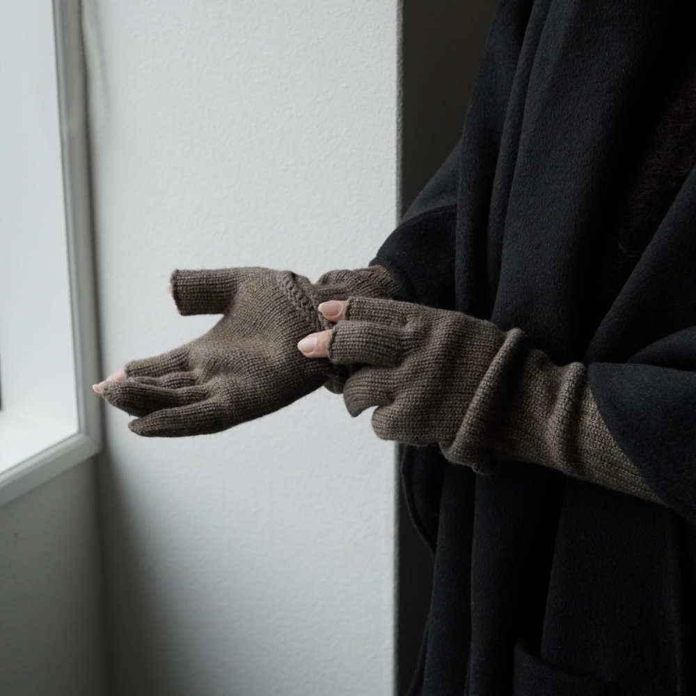 JANE SMITH のフィンガーレスグローブに新作が加わり登場。 | 1989