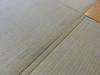 『暖色系カラー花柄縁付き畳が出演前のココロを癒します。』（縁付き畳施工例）大阪府大東市の国産畳専門店の畳屋さん２
