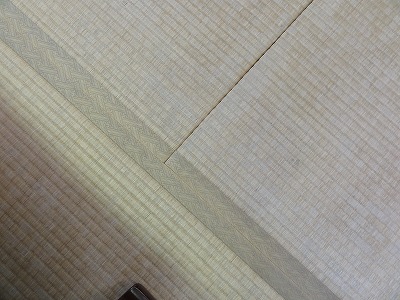 『暖色系カラー花柄縁付き畳が出演前のココロを癒します。』（縁付き畳施工例）大阪府大東市の国産畳専門店の畳屋さん５