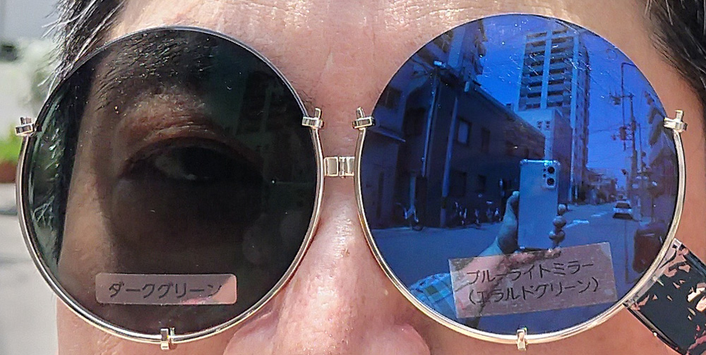 紫外線や光（可視光線）に反応してカラー濃度が変わるレンズ