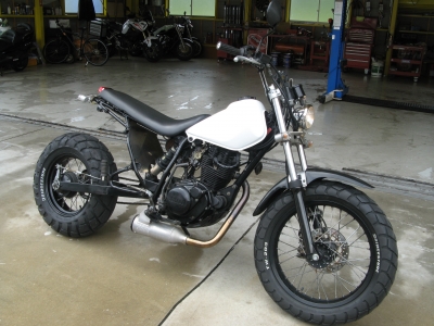 TW200 タンク 白