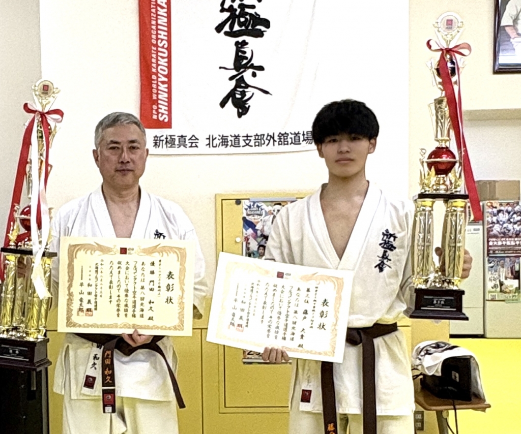 第８回JFKO北海道フルコンタクト空手道選手権大会　組手一般シニアの部優勝の道場生たちと記念撮影