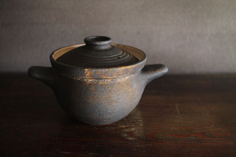 樂久登窯 陶器 樂久登窯〉淡路島の“土”を生かした器。自然なものづくりが光る